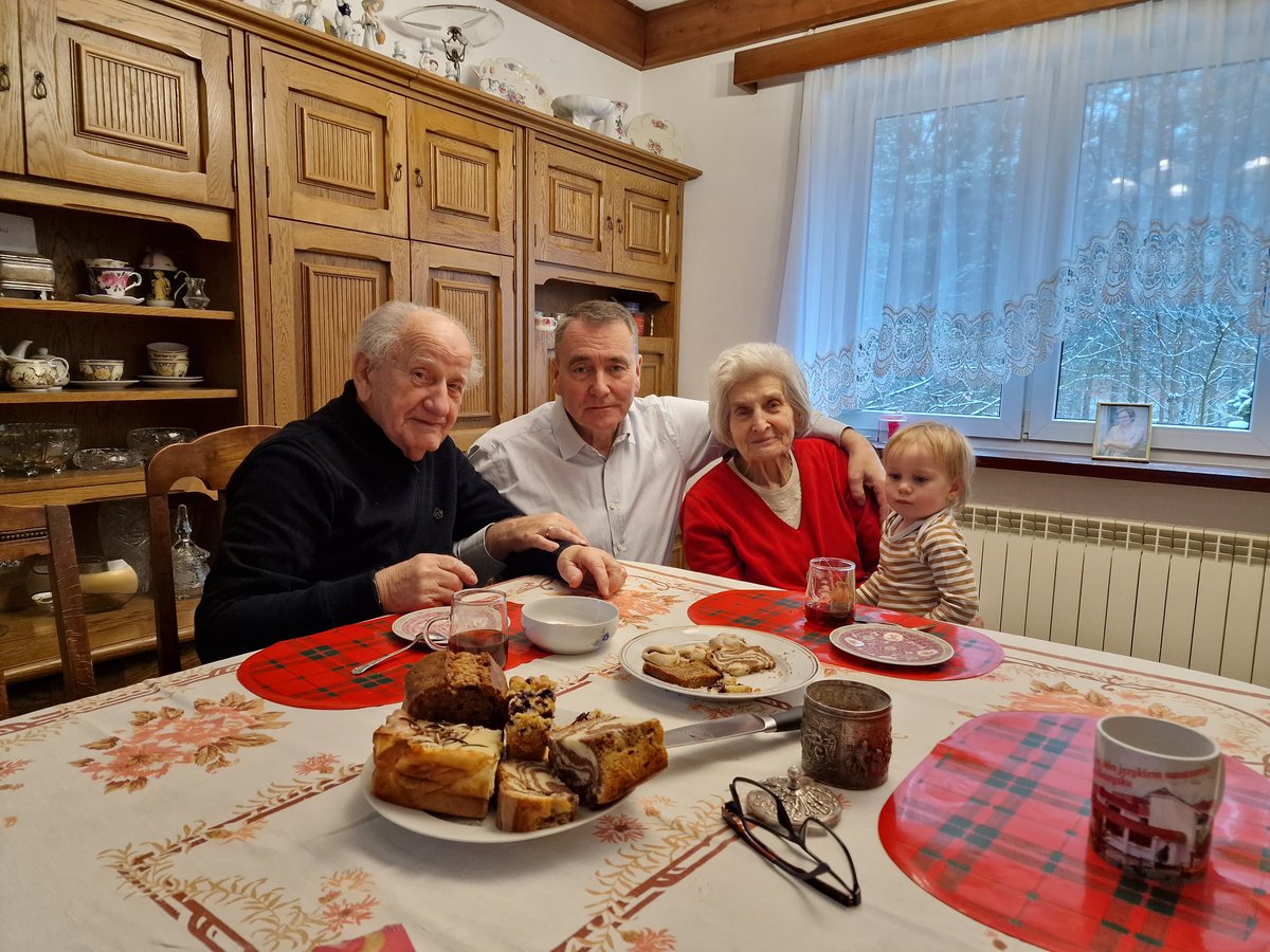 c_jurkiewicz's tweet photo. Wiem, tak, zaraz mecz, ale my właśnie jesteśmy po spotkaniu Przyjaciół, którzy znają się ponad 60 lat. Mama i "Wujek Franek". Nie ma więzów rodzinnych, ale jest wdzięczność i tyle wspomnień, że internet jest za mały aby to opisać. #Urle
#DomRodzinny
#MAMA https://t.co/e7uJbRNEEn