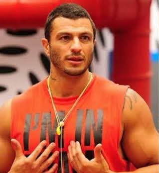 choquei's tweet photo. 🚨FAMOSOS: Bambam, vencedor do BBB 1, afirmou que é maior que Juliette:

"Se você perguntar para um porteiro ou o faxineiro, ninguém já nem lembra dela. Eu me considero um mito. Tenho legado!". https://t.co/4K85ajM6os