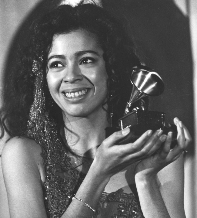 FACE2RADIO's tweet photo. What a feeling ou bien Fame , c'était la chanteuse et comédienne Irene Cara qui en était l'interprète. Elle vient de nous quitter à l'âge de 63 ans
Elle avait obtenu l'Oscar de la meilleure chanson originale et le Grammy Award de la meilleure chanteuse pop en 1984
#disparition https://t.co/yXtL0BYwwU
