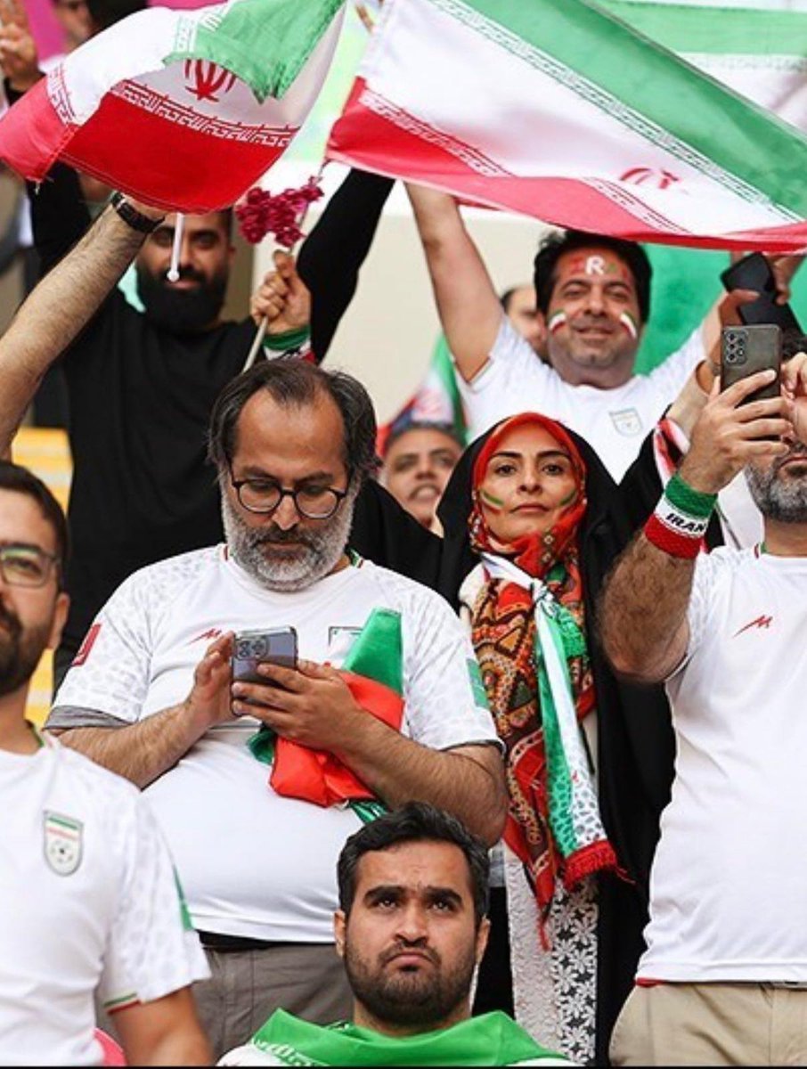 besmaili's tweet photo. معرفی می‌کنم: این خانم که وسط بچه‌های اطلاعات هست فرح عبدی، معاون مدیر کل وزارت ارشاد، بخش رسانه‌های خارجی هست. همون کسی که در حد یس و نو سواد انگلیسی داره و با وجود نابرابری زنان در ایران میاد میگه وضعیت زنان در ایران خوبه و حق و حقوق ما برابره.  #مهسا_امینی https://t.co/I1LPoJWxAg