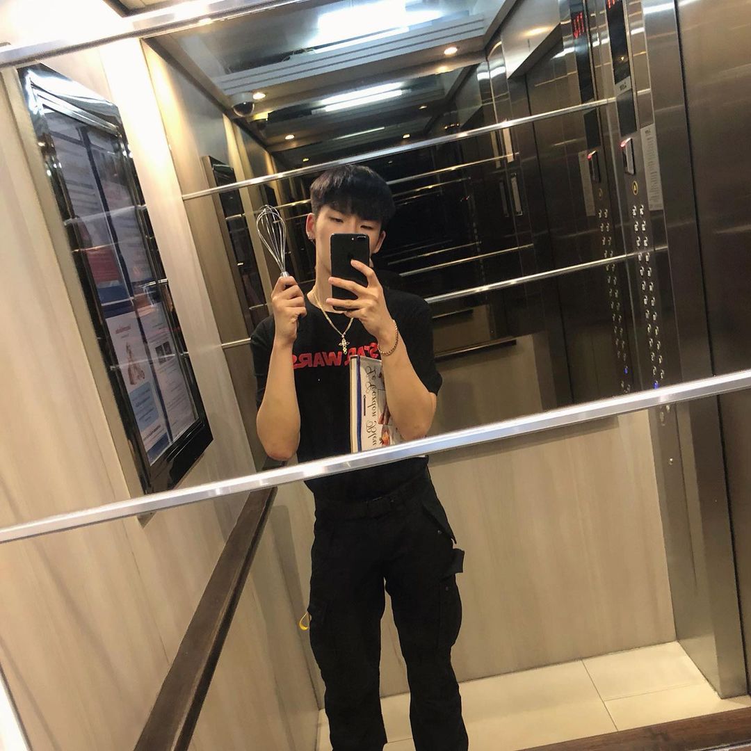 MosBankGameplay's tweet photo. Mirror selfie #FolkGame @GameplayRabbit @folkzfolkz ๐โค๏ธ๐ฅฐ https://t.co/RivhrVcYsl