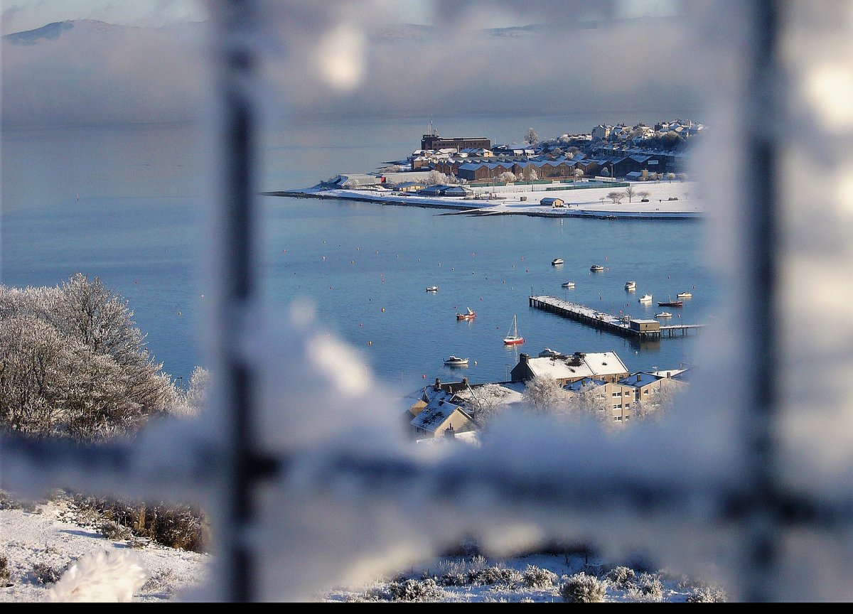 A frozen #CardwellBay as seen through the fence from #TowerHill

Taken Christmas 2010 #Gourock