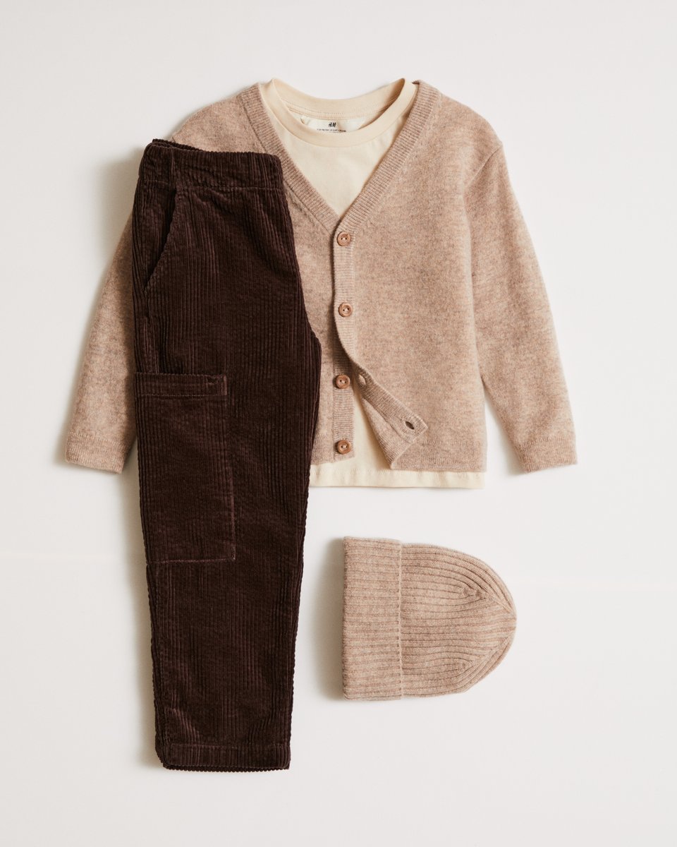 hmqatar's tweet photo. For those who like to play outdoors, we recommend earthy tones.  #HMKids
طقم بألوان ترابية مُصمم خصيصاً لوقت اللعب خارج المنزل. #HMKids https://t.co/MWeivKmHu5