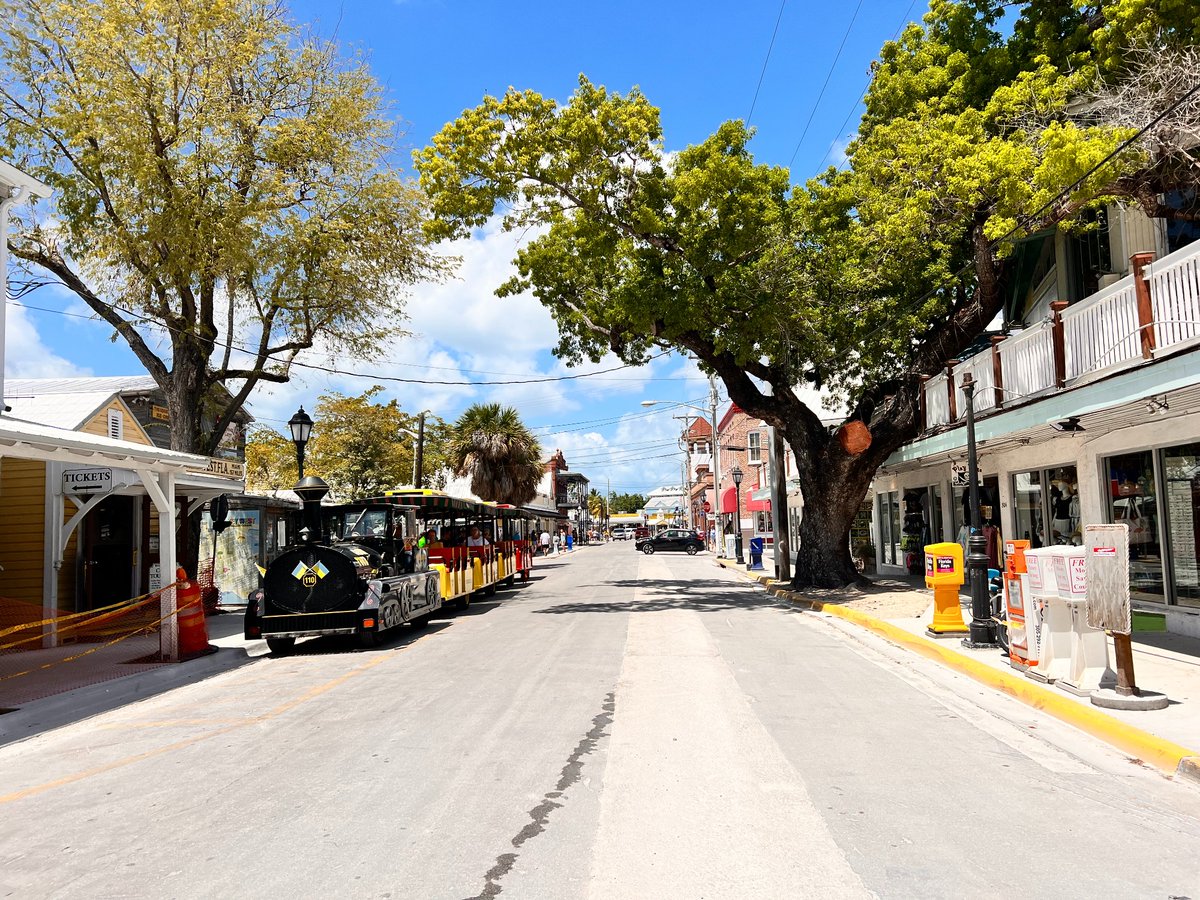 oldtownmanorkw's tweet photo. Greetings from Front Street! We're enjoying 80 degrees and sunshine this weekend in Key West. 🌞
.
.
#keywest #flkeys #lovefl #conchrepublic #duvalstreet #oldtownkeywest #florida #conchtrain #paradise #vacation https://t.co/x1u69YzAIB
