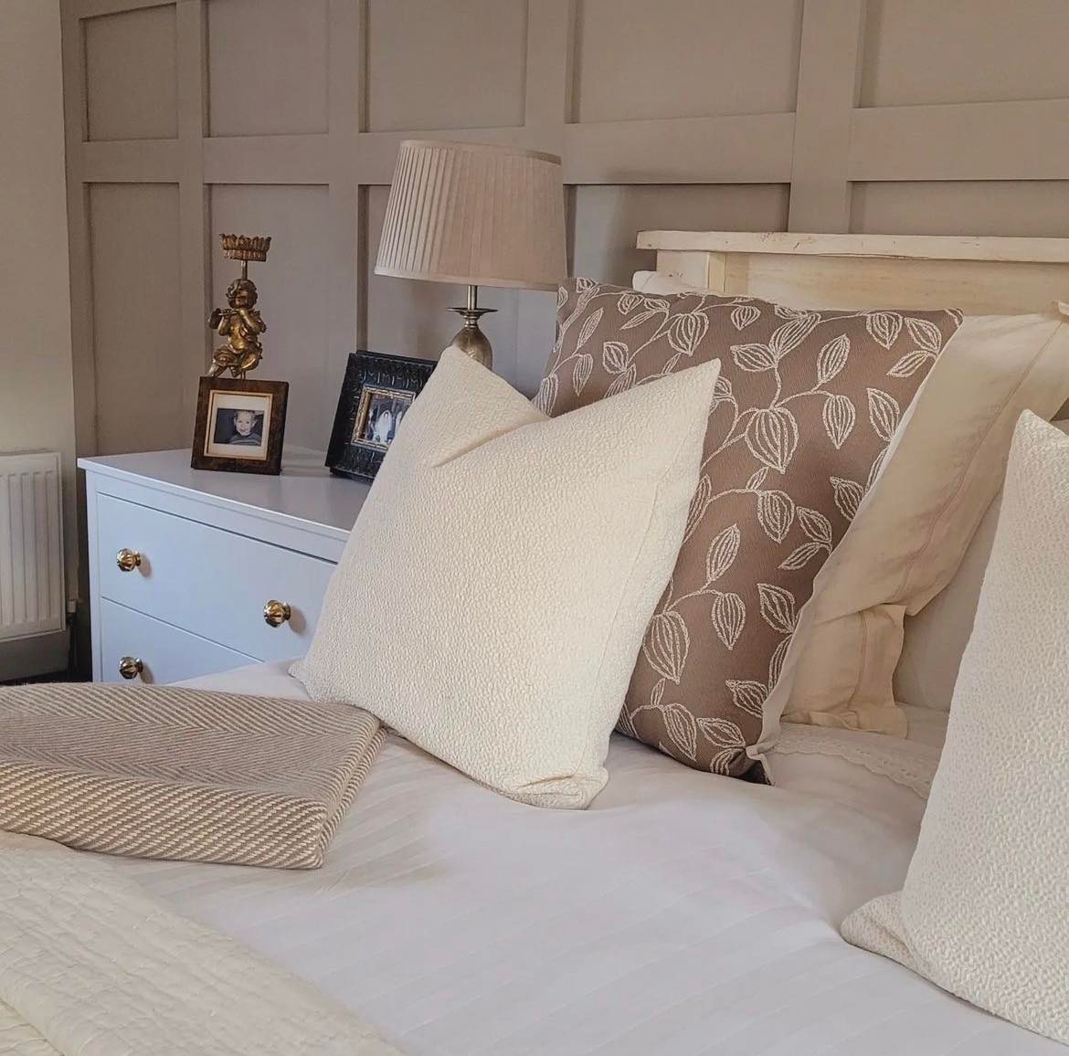Let's take a moment to appreciate this gorgeous master bedroom. 😍

The room is beautifully designed with Old Bone (ow.ly/n2Im50LHXQJ) panelling and finished with fresh, crisp Arctic Blonde (ow.ly/gU9z50LHXQI) shutters. 

📸 @old_school_house_1952