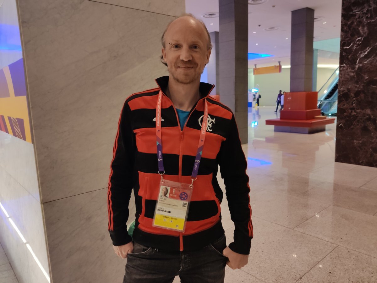 Do lado de fora da coletiva de imprensa, me deparo com o jornalista alemão usando um casaco do Flamengo. Digo que os rubro-negros no Brasil vão amar a foto. Ele responde: "Mas o Botafogo é o melhor time do Rio". Pergunto o motivo: "Porque eles tiveram Garrincha". #OGlobonaCopa