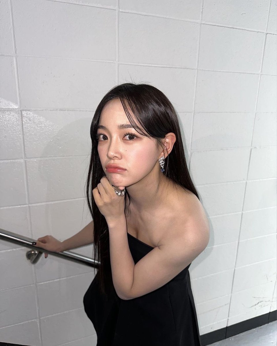 kdramatreats's tweet photo. Kim Sejeong, always the prettiest 🖤 https://t.co/nIlcfpYdeL