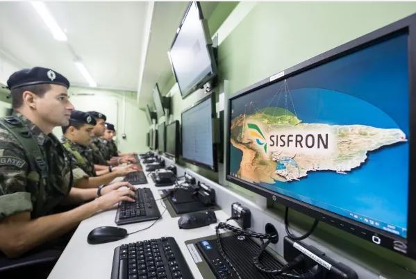 exercitooficial's tweet photo. O Comando de Comunicações e Guerra Eletrônica do Exército recebe mais uma etapa do projeto do Sistema de Apoio à Decisão do Sistema Integrado de Monitoramento de Fronteiras.
#SISFRON
▶https://t.co/X2XHSbdWPw https://t.co/84W8QxC6VB