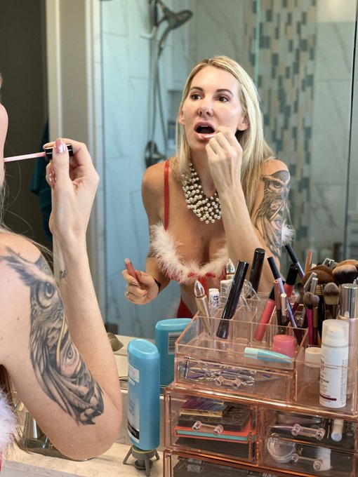 Unfiltered, unedited, almost ready for the photoshoot&hellip; #BehindTheScenes https://t.co/gydquSzT0i<a href="/tag/behindthescenes"class="tags"><span>#behindthescenes</span></a>