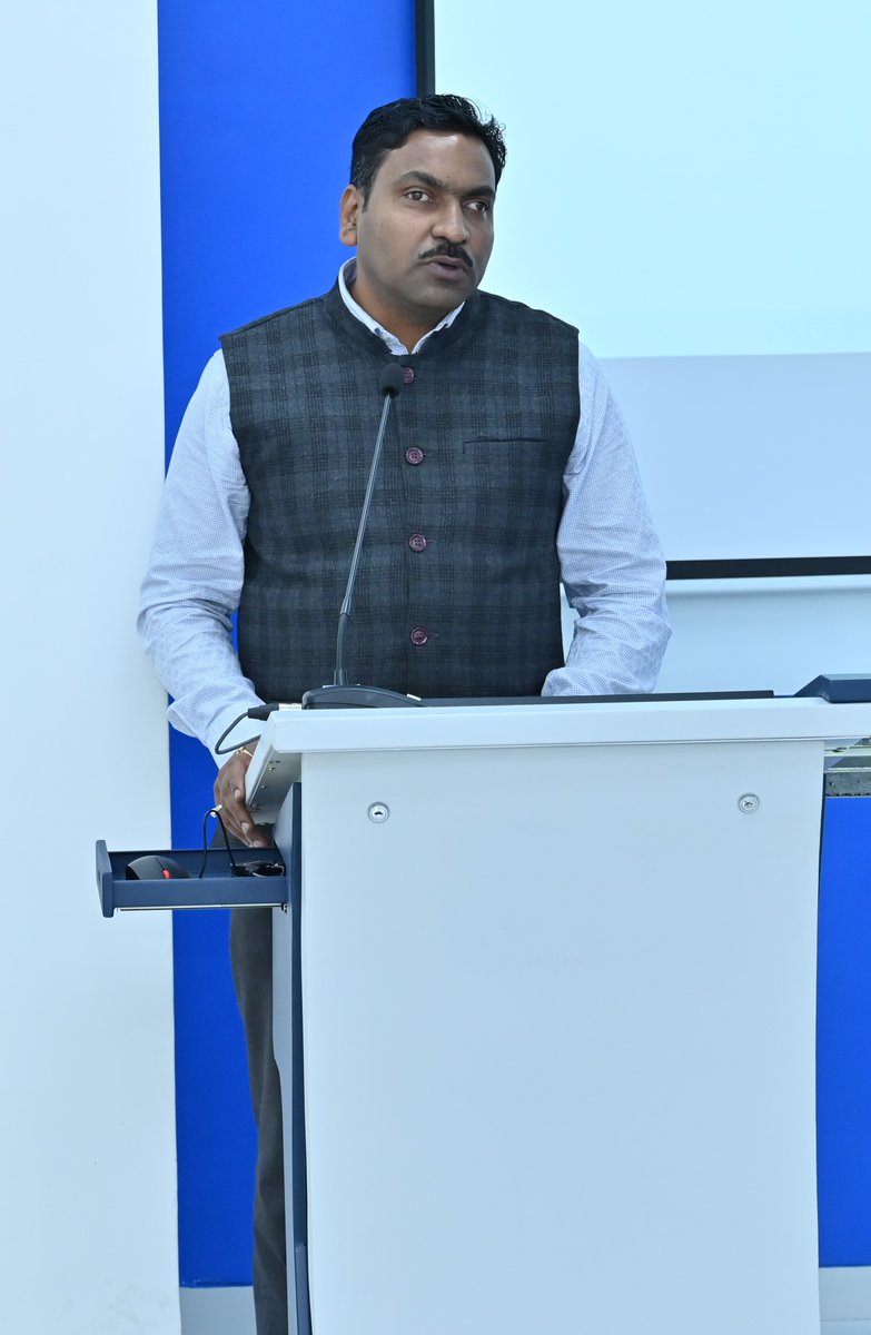 IIM_I's tweet photo. Prof. Saumya Ranjan Dash briefed the new batch about #IIMIndore's mission and vision. He also mentioned about the various new initiatives taken by the institute, and welcomed the participants to the programme. (3/5)
#IIMIat26 #WorkingExecutives #Mumbai @askhimanshurai https://t.co/MXWJq5QifP