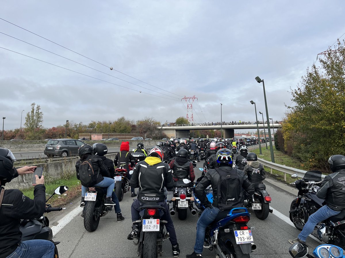 Nous sommes les motards en colère actuellement sur la rocade Toulousaine…contre le contrôle technique…