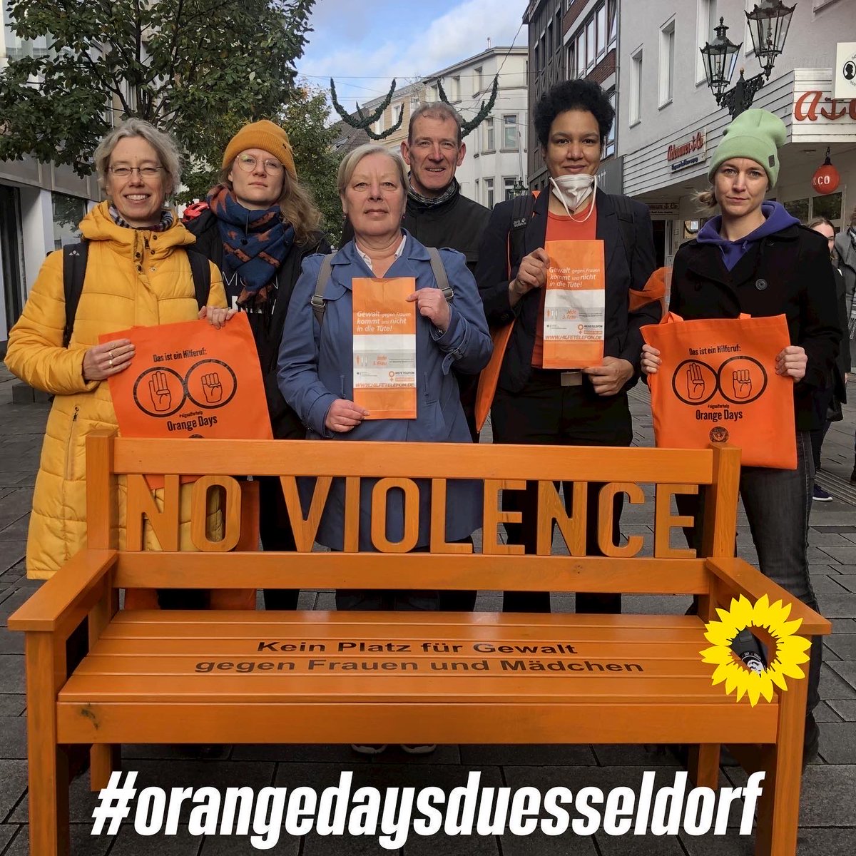 Wusstet ihr, dass die UN 1999 den 25.11 zum Tag zur Beseitigung von Gewalt gegen Frauen ausgerufen hat? Gestern haben wir uns an einer Mahnwache beteiligt. In Düsseldorf werden nun an mehrere orangene Bänke als sichtbares Zeichen aufgestellt. 
#NoViolencia #noviolence