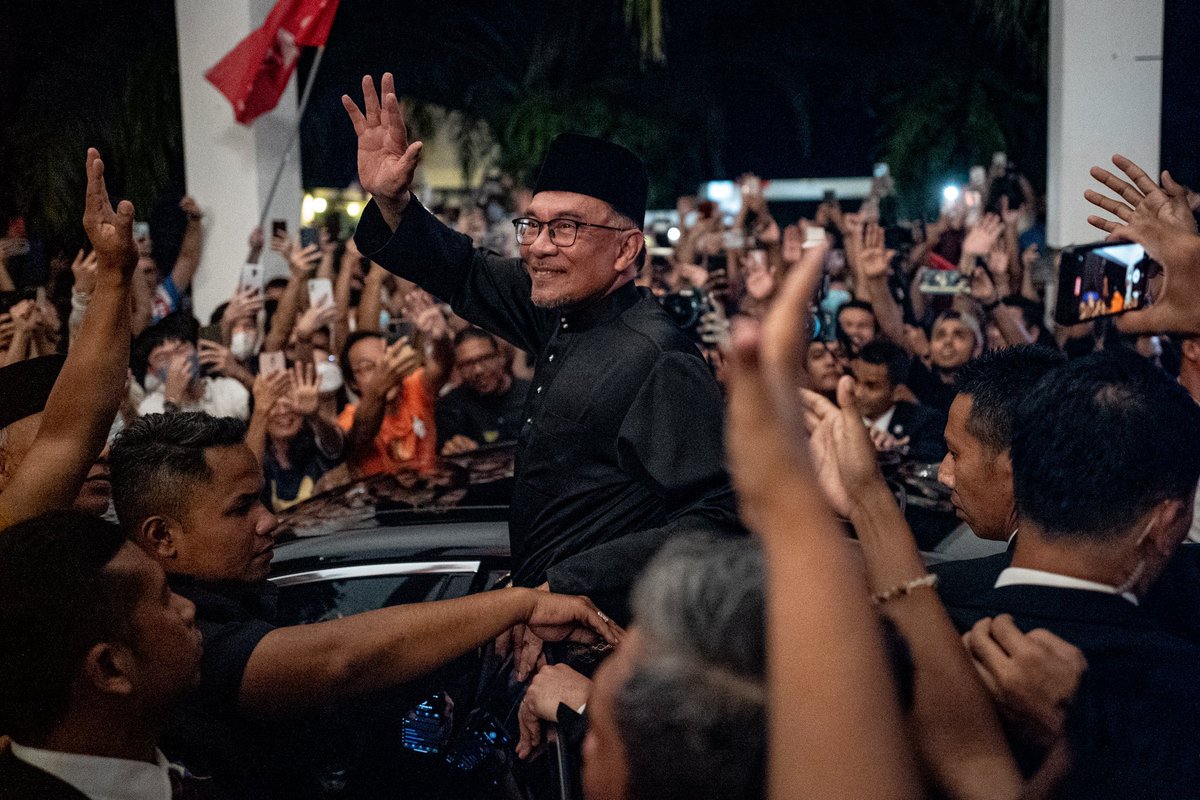 azubairsb90's tweet image. Current fav picture of Anwar. Reminiscent of the 1998 pic. So similar, yet very much different.