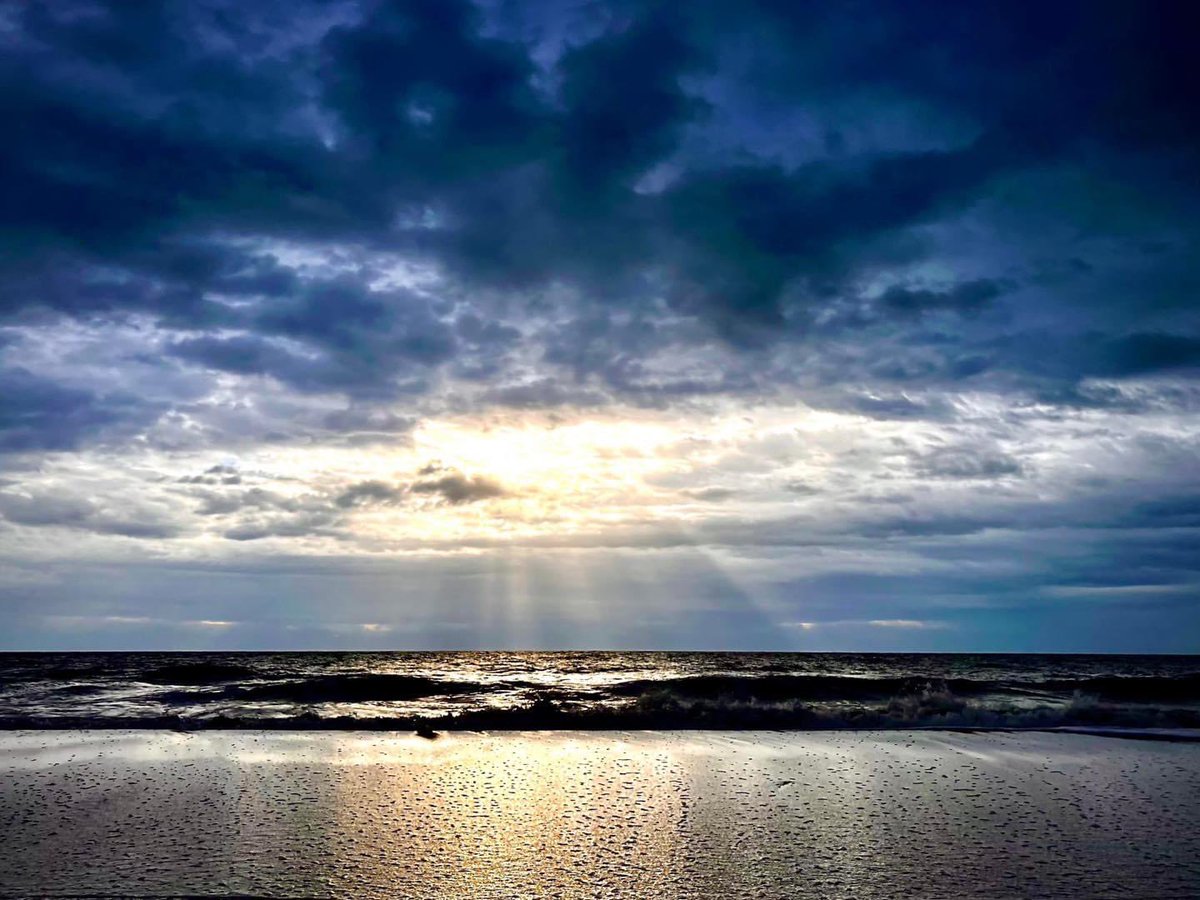 EdPiotrowski's tweet photo. Rays of sunlight shine down on the Atlantic Ocean as seen from Myrtle Beach State Park. Gorgeous shot Nikki Badger. #scwx https://t.co/jVEtqUdy32