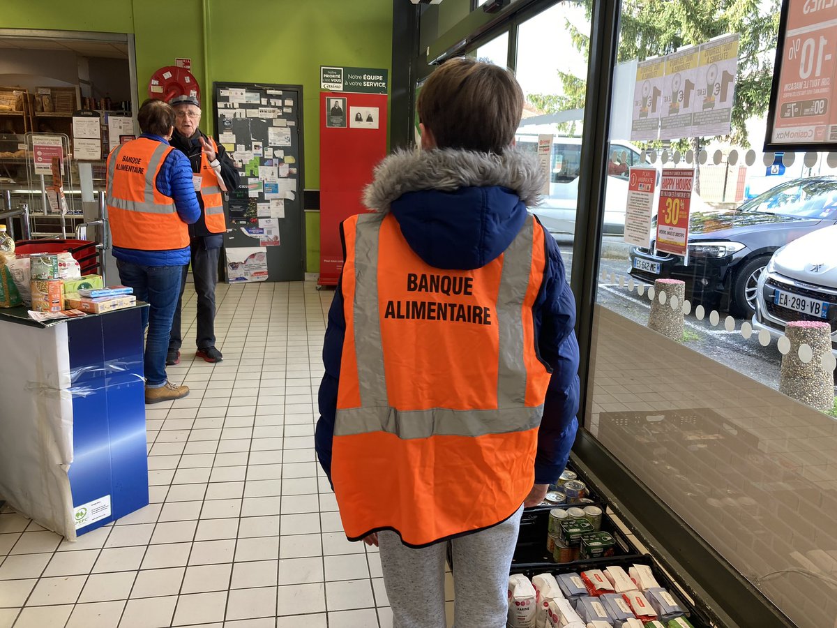La #solidarité ça s’apprend. Aider l’autre , ne pas avoir peur de donner , de recevoir et de s’ouvrir à la différence, c’est une question d’éducation. Aujourd’hui #JeFaisMaBA avec mon fils de 12 ans. Et il est très fier et heureux . C’est réciproque. <a href="/BanquesAlim/">Banques Alimentaires</a>