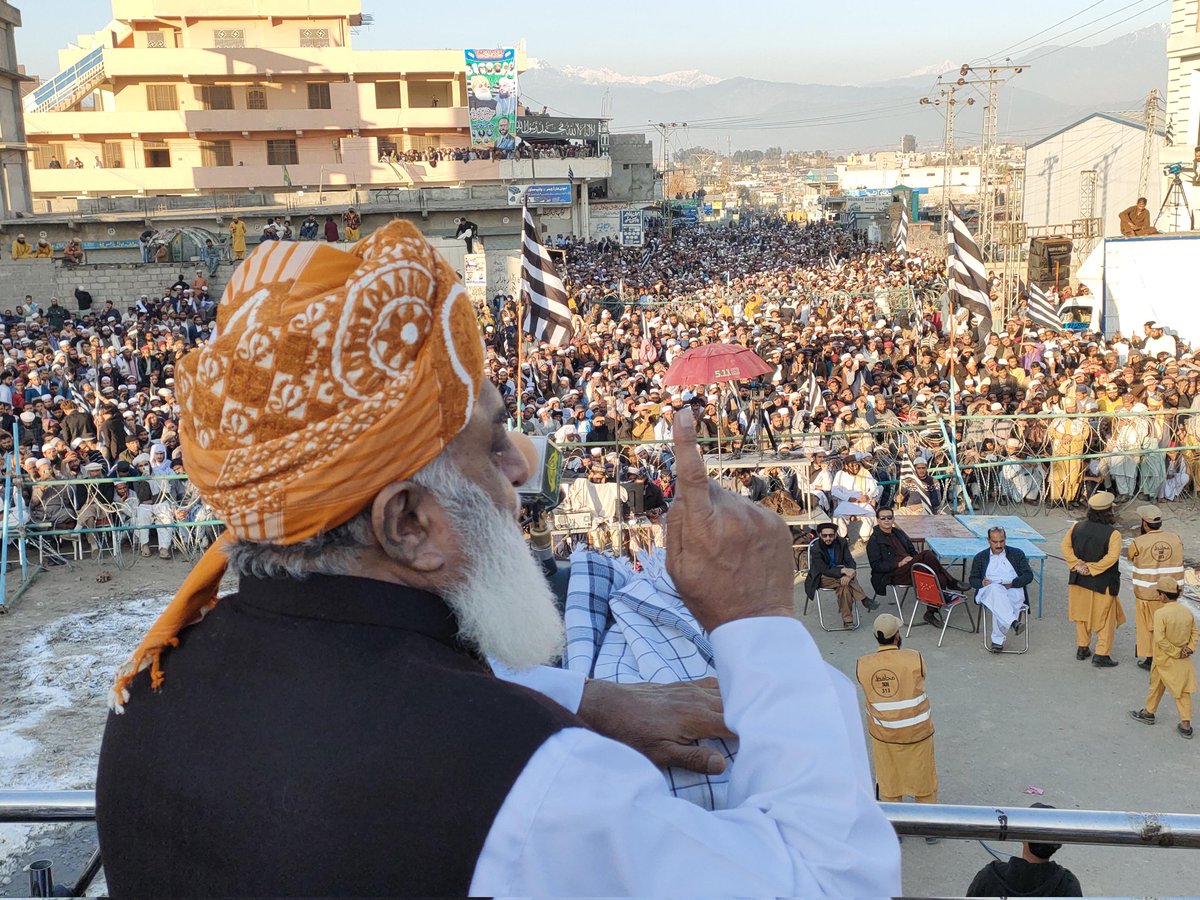 juipakofficial's tweet photo. مانسہرہ: قائد جمعیت مولانا فضل الرحمٰن جلسے سے خطاب کر رہے ہیں https://t.co/H1cScpg2Tv