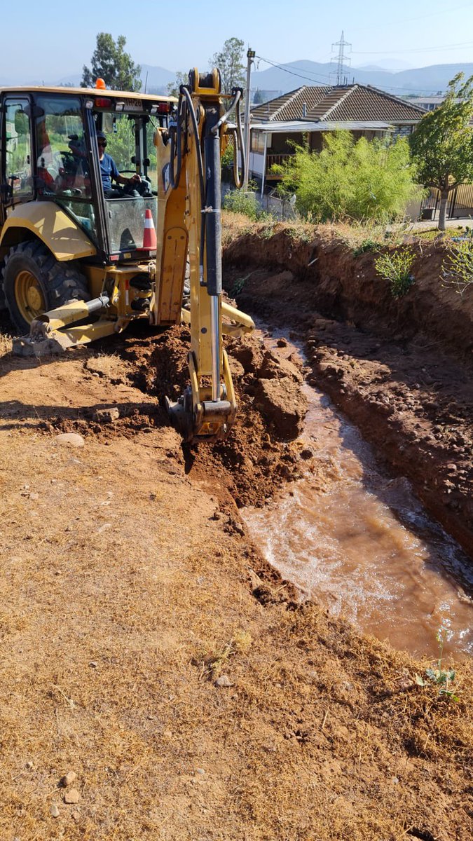 eapsacl's tweet photo. 💦#EAPSA informa que ya superó el corte inesperado de agua por rotura de matriz, reponiendo el servicio con una presión que irá en aumento en la medida que se desarrollen los trabajos de nuestro equipo humano, que a esta hora se encuentra en terreno. #Melipilla #26Nov @SISS_CHILE https://t.co/MvEiR5aTtp