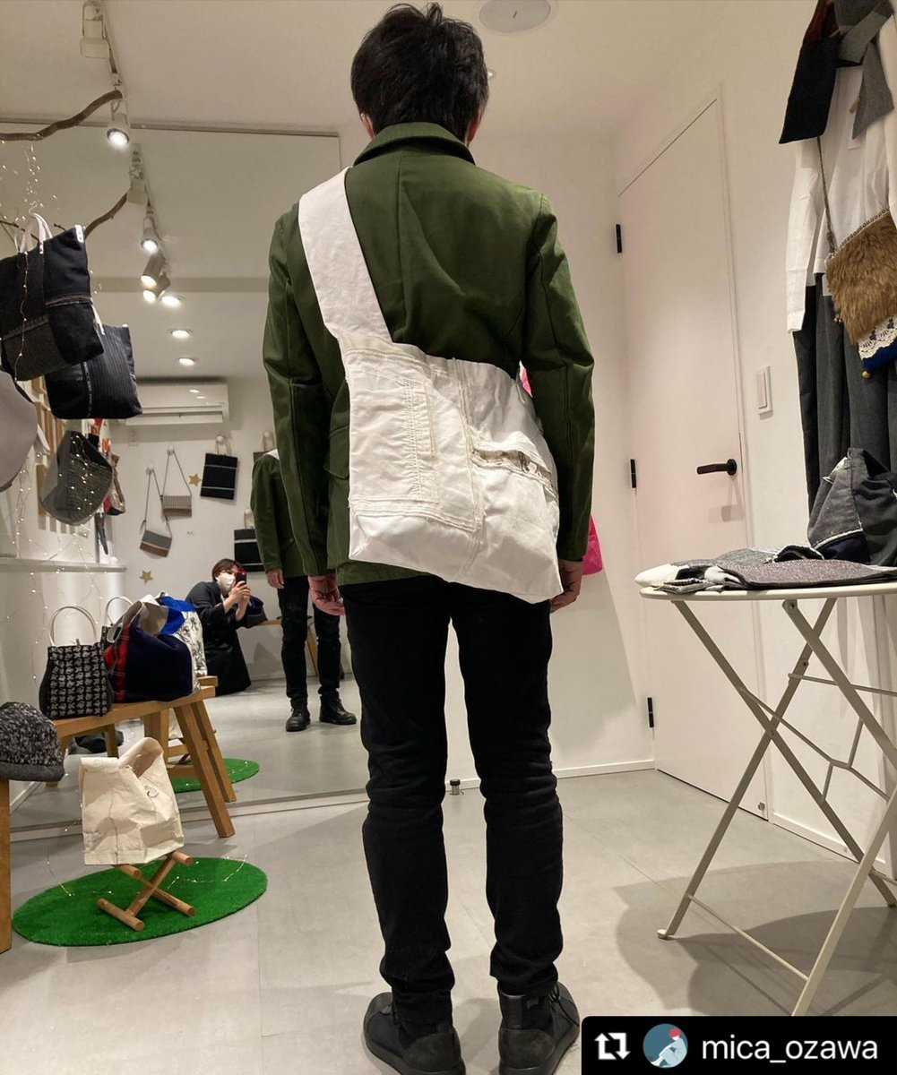 m_ozawa's tweet photo. お天気が今ひとつな中、２日目の本日もご来場いただいた皆さま、ありがとうございました。

今日はオーナーさんが看板に松ぼっくりのスワッグを付けてくださっていて、タカハシさんがそれに電球を付けてくれました。
かわいい。

明日は最終日です。
11時〜17時まで。
ご来場お待ちしてまーす！ https://t.co/bPkF58GFKo