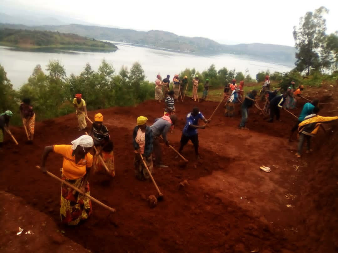 SectorNkanka's tweet photo. None @SectorNkanka  hakozwe umuganda usoza ukwezi kwa11 mu tugari twose .Ku rwego rw'Umurenge wabereye  mu kagari ka  #KANGAZI uyobowe na ES @GNTIVUGURUZWA. Hatunganyijwe imihanda yangiritse hasiburwa n’inzira z’amazi,Gusiza ikibanza  @RwandaLocalGov @RwandaWest @DrKibiriga https://t.co/hygmYS7wnY