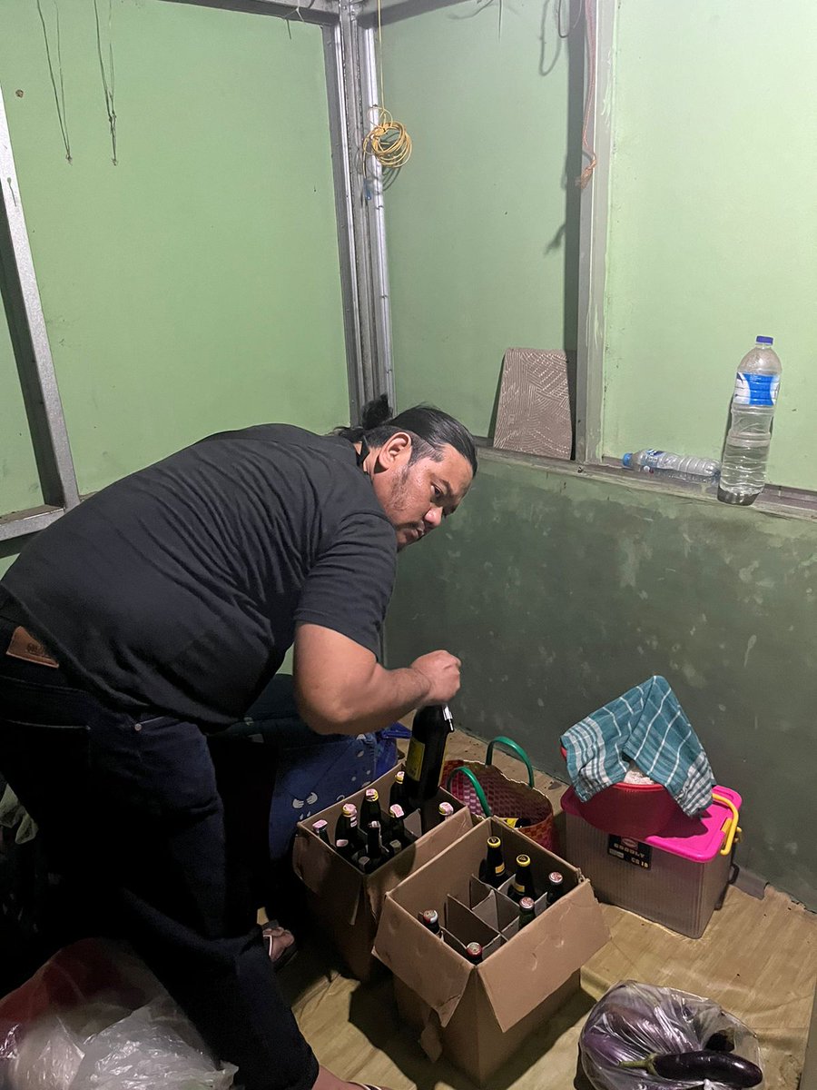 PolresCiko851's tweet photo. Antisipasi tawuran,Sat Narkoba geledah dan sita puluhan miras dari warung warung pinggiran.Dalam Operasi ini telah menyita anggur merah kawa-kawa 2 botol, Bir putih 4 botol, dan bir hitam 5 botol.Dengan total jumlah 24 botol.

@KapolresCiko
#polrescirebonkota 
#polresciko https://t.co/8TALzdvY3V