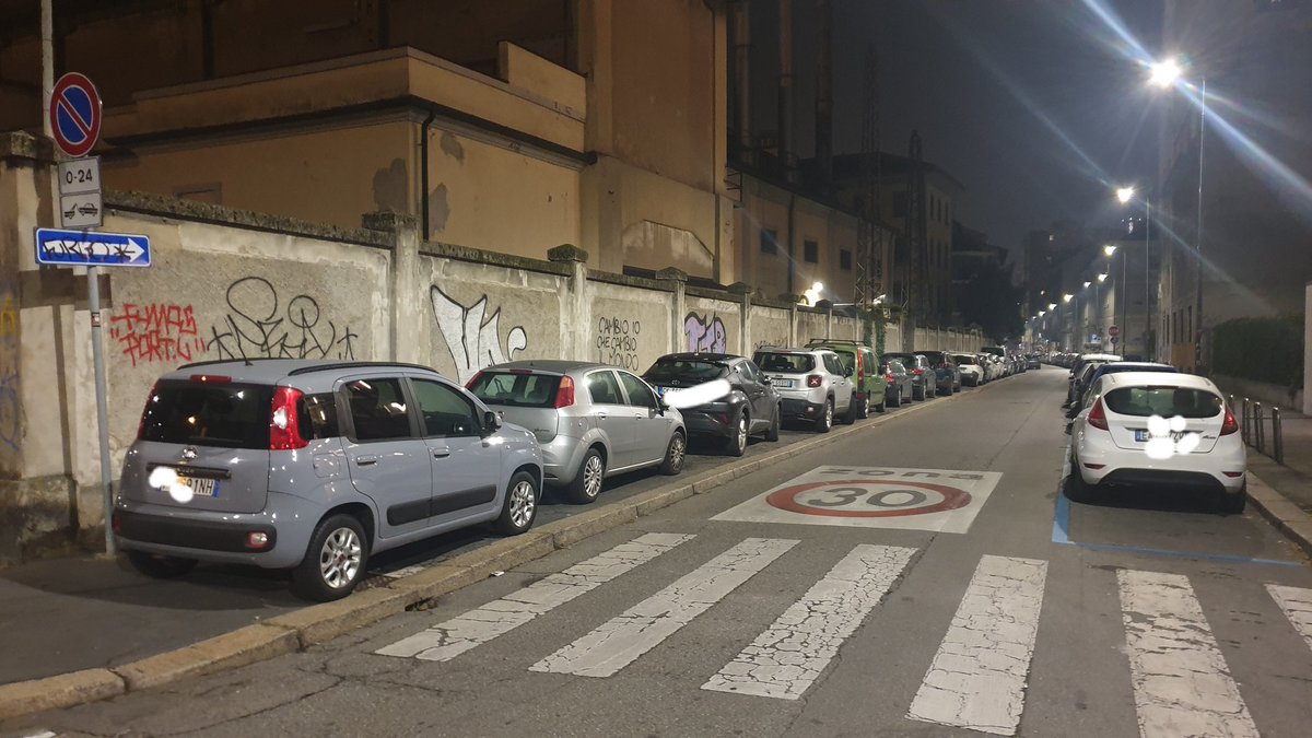 FilippoBazzoni's tweet photo. #stradeaperte #marciapiedichiusi #Milano https://t.co/vMVscyxFOj