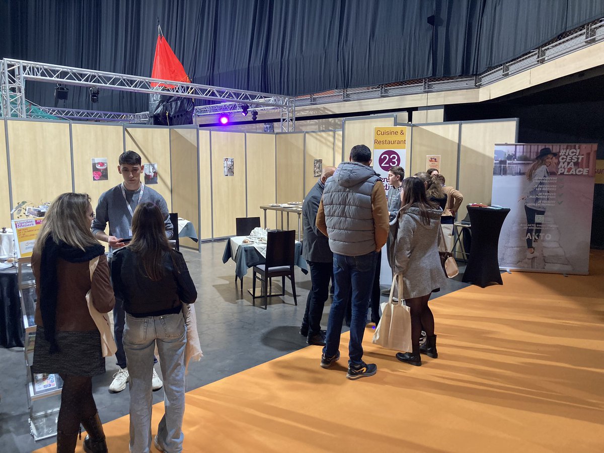 vendeemetiers's tweet photo. Ding Dong ! Votre stand 22 « hôtellerie » vous attend pour votre #VM85 !!
Une petite faim ? Passez par le stand 23 cuisine et restauration lors de votre salon ! https://t.co/NVRxnWUugx