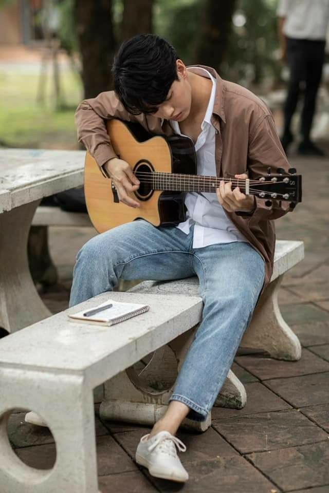 buerscribe's tweet photo. #TayWin Prompt AU
𝑳𝒐𝒗𝒆 𝑳𝒆𝒕𝒕𝒆𝒓
Ravindra (Avin) sudah lama jatuh cinta pada Tarendra (Ren), tapi dia tidak berani untuk menyatakannya langsung. Suatu hari Avin menulis surat cintanya dalam bentuk lagu, berharap Ren membalas cintanya. https://t.co/ekCbPAeGMS