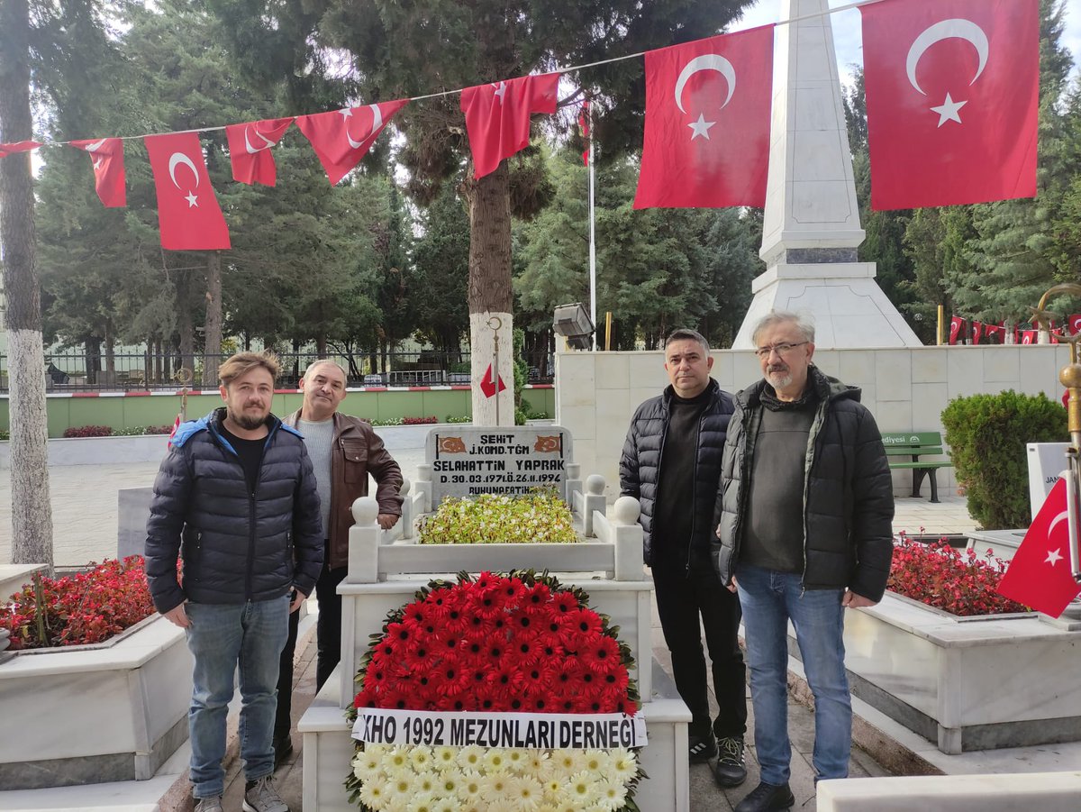 harbiye1992's tweet photo. #Elazığ J.Komd.Tb.’da görev yaparken 26 Kasım 1994 tarihinde şehit olan devre arkadaşımız #Şehit J. Tğm. Selahattin Yaprak’ı şehadet yıldönümünde rahmet ve minnetle anıyoruz. 
Şehit devremizin kabri devre arkadaşlarımız tarafından ziyaret edilmiştir. Ruhu şad olsun. #harbiye1992 https://t.co/YmYg85skqx