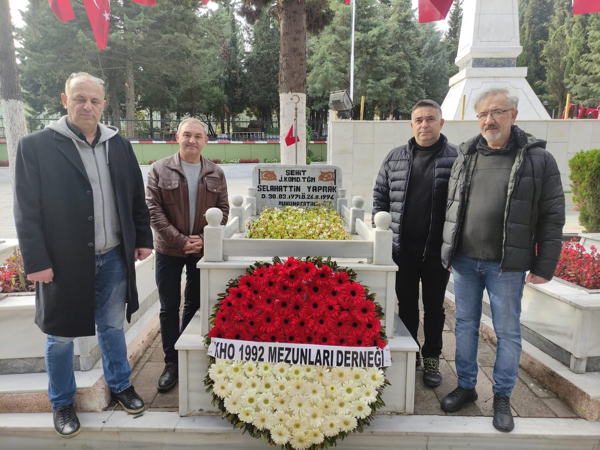 harbiye1992's tweet photo. #Elazığ J.Komd.Tb.’da görev yaparken 26 Kasım 1994 tarihinde şehit olan devre arkadaşımız #Şehit J. Tğm. Selahattin Yaprak’ı şehadet yıldönümünde rahmet ve minnetle anıyoruz. 
Şehit devremizin kabri devre arkadaşlarımız tarafından ziyaret edilmiştir. Ruhu şad olsun. #harbiye1992 https://t.co/YmYg85skqx