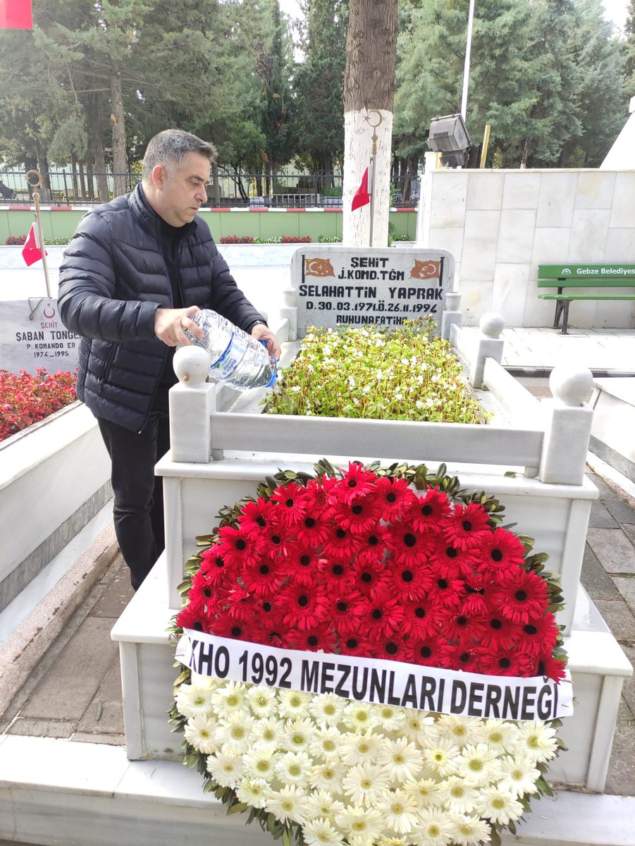 harbiye1992's tweet photo. #Elazığ J.Komd.Tb.’da görev yaparken 26 Kasım 1994 tarihinde şehit olan devre arkadaşımız #Şehit J. Tğm. Selahattin Yaprak’ı şehadet yıldönümünde rahmet ve minnetle anıyoruz. 
Şehit devremizin kabri devre arkadaşlarımız tarafından ziyaret edilmiştir. Ruhu şad olsun. #harbiye1992 https://t.co/YmYg85skqx