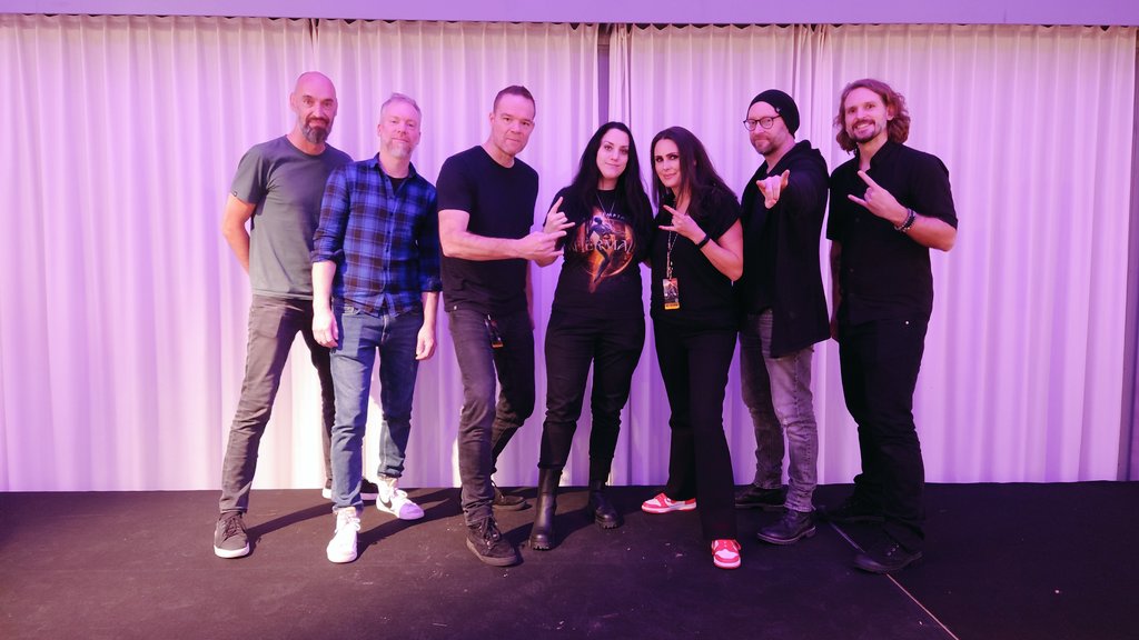 EvStoorm's tweet photo. I am so happy and thankful to have met all of you @WTofficial 💗
I had time to tell Sharon about how much it means to see her speak up against injustice and stand up for equality ❤️🏳️‍🌈 My one regret is that I was nervous and forgot to tell her how beautiful she is, inside and out https://t.co/myKrZvK2DR
