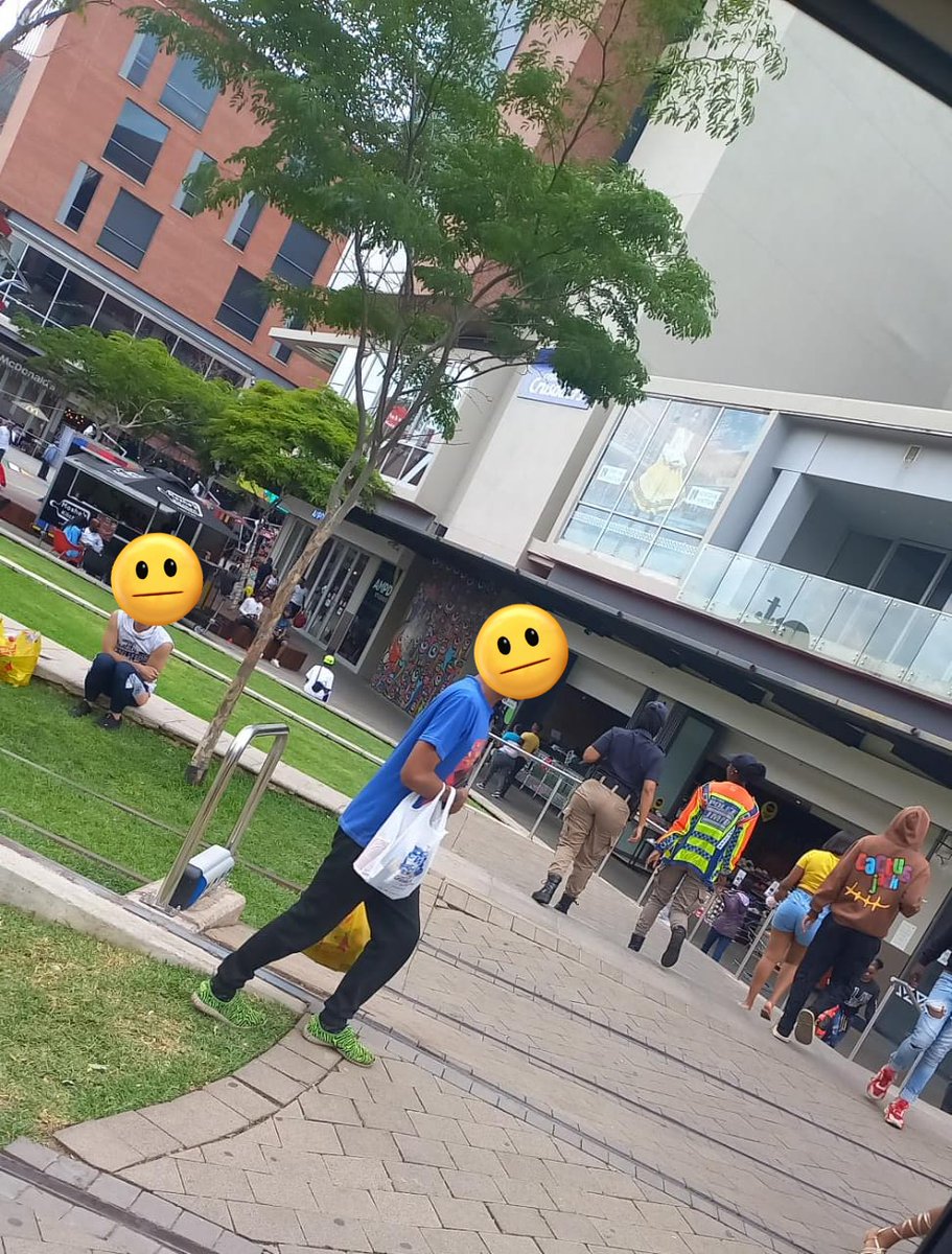 #JMPD officers are out in numbers ensuring that the citizens &amp; visitors of the <a href="/CityofJoburgZA/">City of Joburg</a> are safe at all times.

High Visibility patrols conducted by #JMPD #RegionF1 Operations officers in the JHB CBD.

#SaferJoburg
#WeServeJoburg #WeServeAndProtect