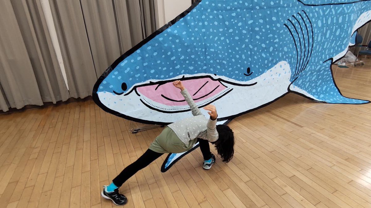 H_tatechan's tweet photo. 鴨江アートセンターのOPEN ART CLASSの実物大ジンベイザメ。完成したとのことで行ってきました。
これはすごいですよ。
かわいさと巨大な不気味さがこんがらかる。
会期が明日までなので行くっきゃ騎士だっちゃ‼︎ https://t.co/tmuKExvhwb
