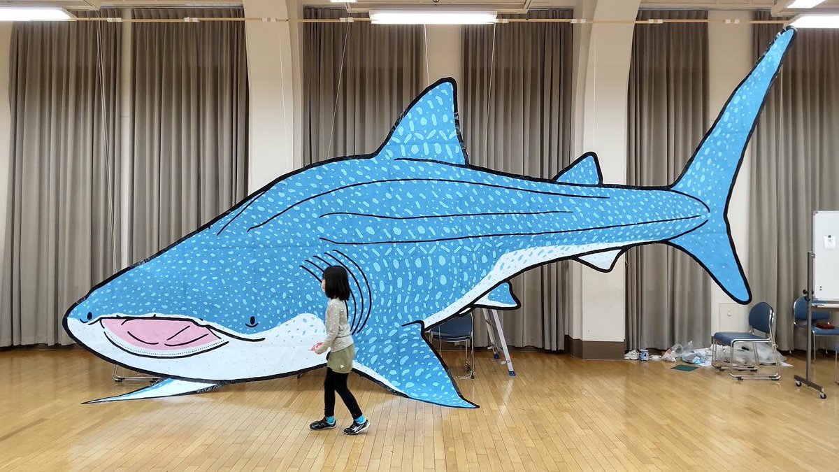 H_tatechan's tweet photo. 鴨江アートセンターのOPEN ART CLASSの実物大ジンベイザメ。完成したとのことで行ってきました。
これはすごいですよ。
かわいさと巨大な不気味さがこんがらかる。
会期が明日までなので行くっきゃ騎士だっちゃ‼︎ https://t.co/tmuKExvhwb