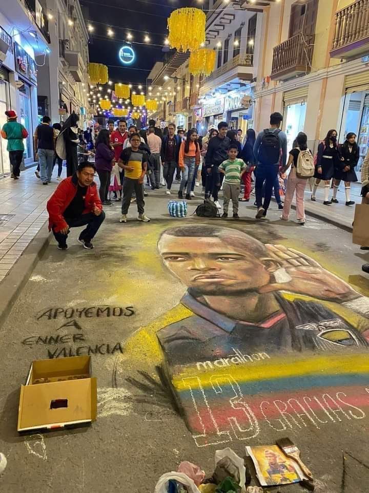 🇪🇨En el festival de Artes Vivas de Loja cantantes, actores, pintores e escultores salen a la calle y exprimen su talento. 

Este retrato en tiza de Enner adornó el pavimento anoche luego llovió y desapareció. La magia del arte callejero…