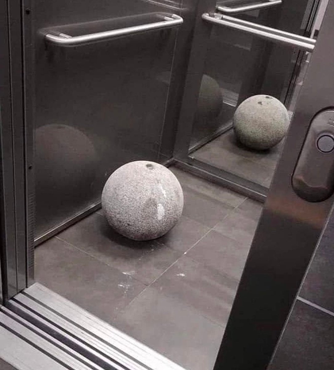 Катание шаров по полу. Металлические шарики для соседей. Соседи металлический шар. Шар в лифте. Металлические шары для катания по полу.