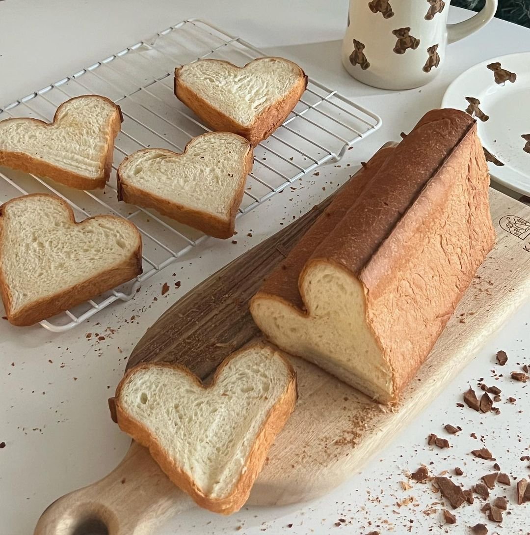 daily_dolce's tweet photo. Heart shaped bread by holidayy_baking https://t.co/4hO9wWoAMX