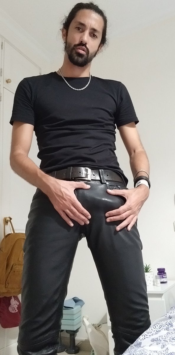 feetmasterfonso's tweet photo. Así me la pone vuestra sumisión, cuando os humilláis ante mi con esa cara de depravados que ponéis. Pero lo que más dura me la pone es vuestro puto dinero! #lickdick #cashmaster #BulgeLovers #bulgeaddict #bulgeleatherpants #machoAlpha #findom #AlphaMale https://t.co/nRhx3Mrr9t