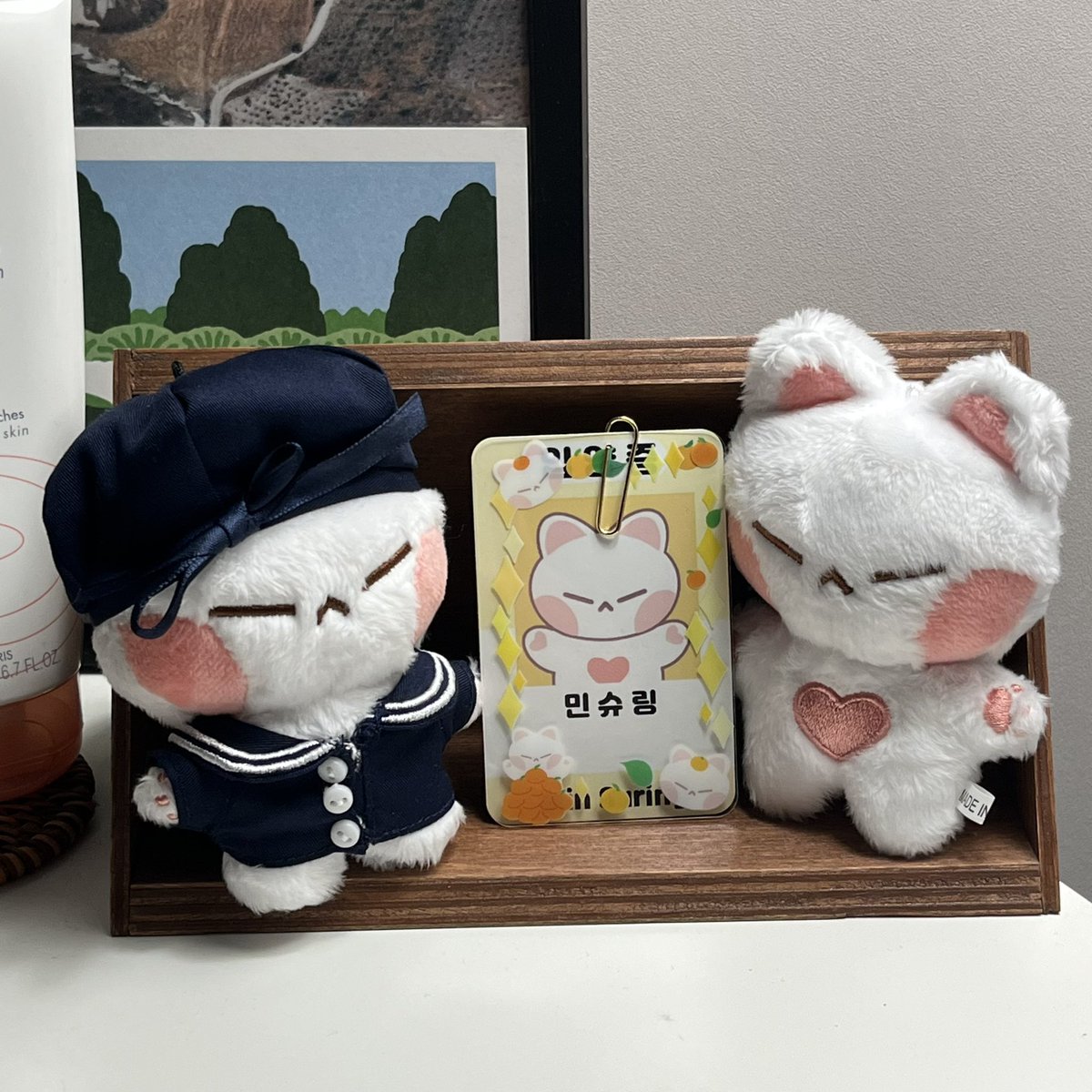 ITRULYLOVESUGA's tweet image. 🤍@minsuring 🤍
드디어 내 손에 들어온 슈링이〰️
이벤트 당첨으로 베레모세트까지 받게 됐는데 넘 깜찍하고요ପ(´‘▽‘｀)ଓ♡⃛
꼬리의 귤이 깜찍한 기능만 있는 게 아니라 인형이 설 수 있게 도와주는 기능까지 있네요.ᐟ 어디 세워두고 사진찍기 정말 좋을 거 같아요♥ 만들어주겨서 감사합니다☺️