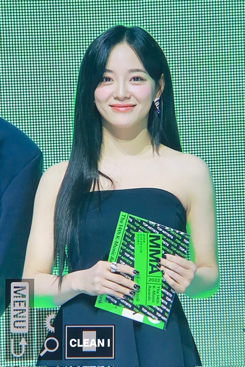 starfess's tweet photo. -hey LOOK AT THIS BEAUTIFUL GIRL OMG KIM SEJEONG 😵‍💫❤ https://t.co/m6UcZYRIxS