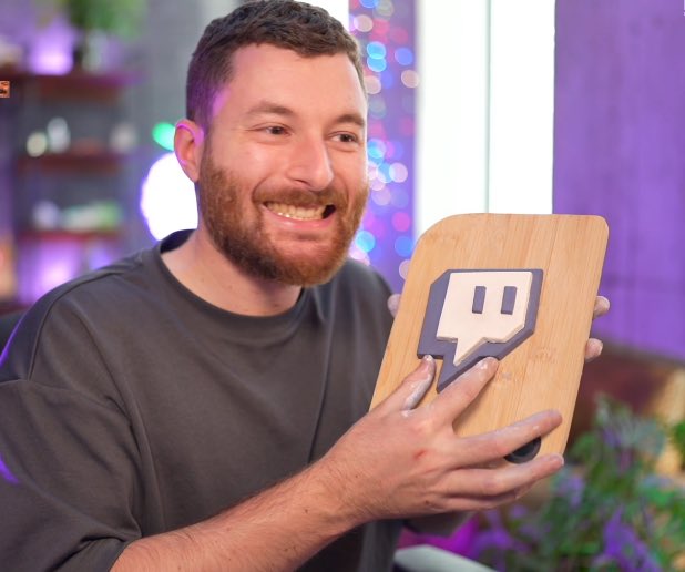 Lincamion's tweet photo. Messieurs dames je vous présente les trophée des 500 000 followers qui m’a été offert par @TwitchFR ! Merci pour tout vraiment les rois 🤴 https://t.co/95ONr81ja8