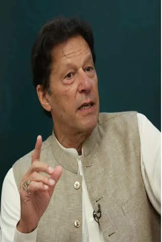 shafqatmm1's tweet photo. وہ بولے: نہ جا خطرہ ہے
ڈاکٹر بولے: حرکت میں خطرہ ہے
اس نے کہا: پیچھے ہٹو پاکستان کو خطرہ ہے https://t.co/p7dpxYO68z