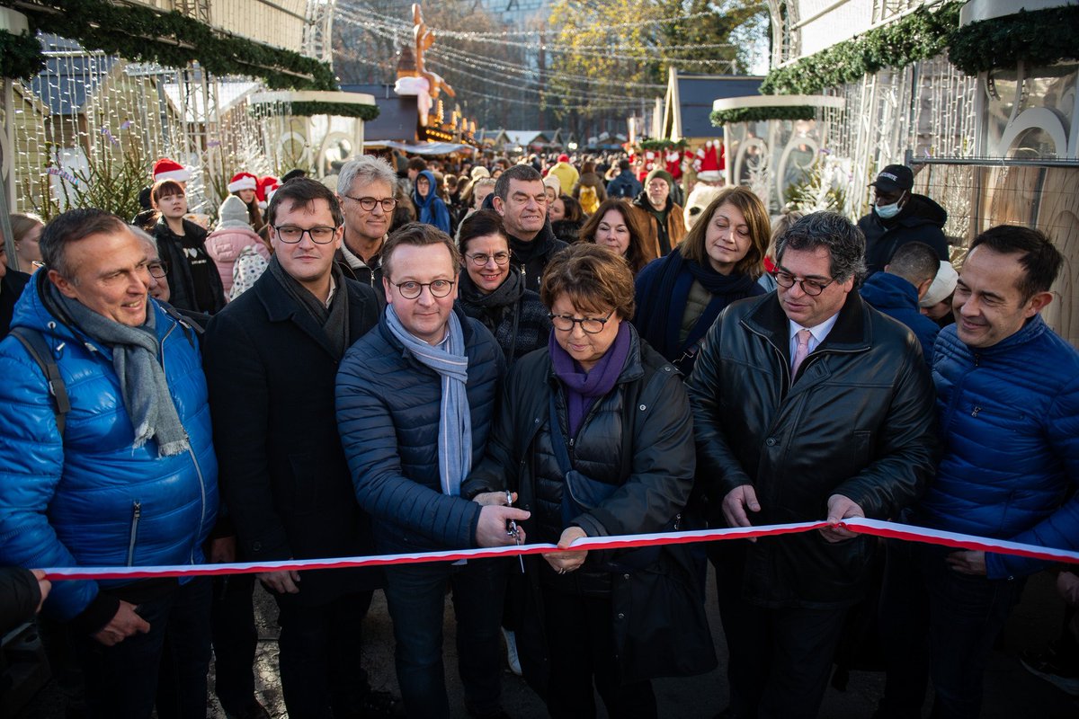 MartineAubry's tweet photo. De jolis chalets, des odeurs alléchantes et une ambiance chaleureuse, c’est un village de Noël réussi à @lillefrance! Bravo à la #FLCAS et aux commerçants pour avoir conjugué sobriété et plaisir d’accueillir les lillois et les touristes! https://t.co/l0jJoq7Inb