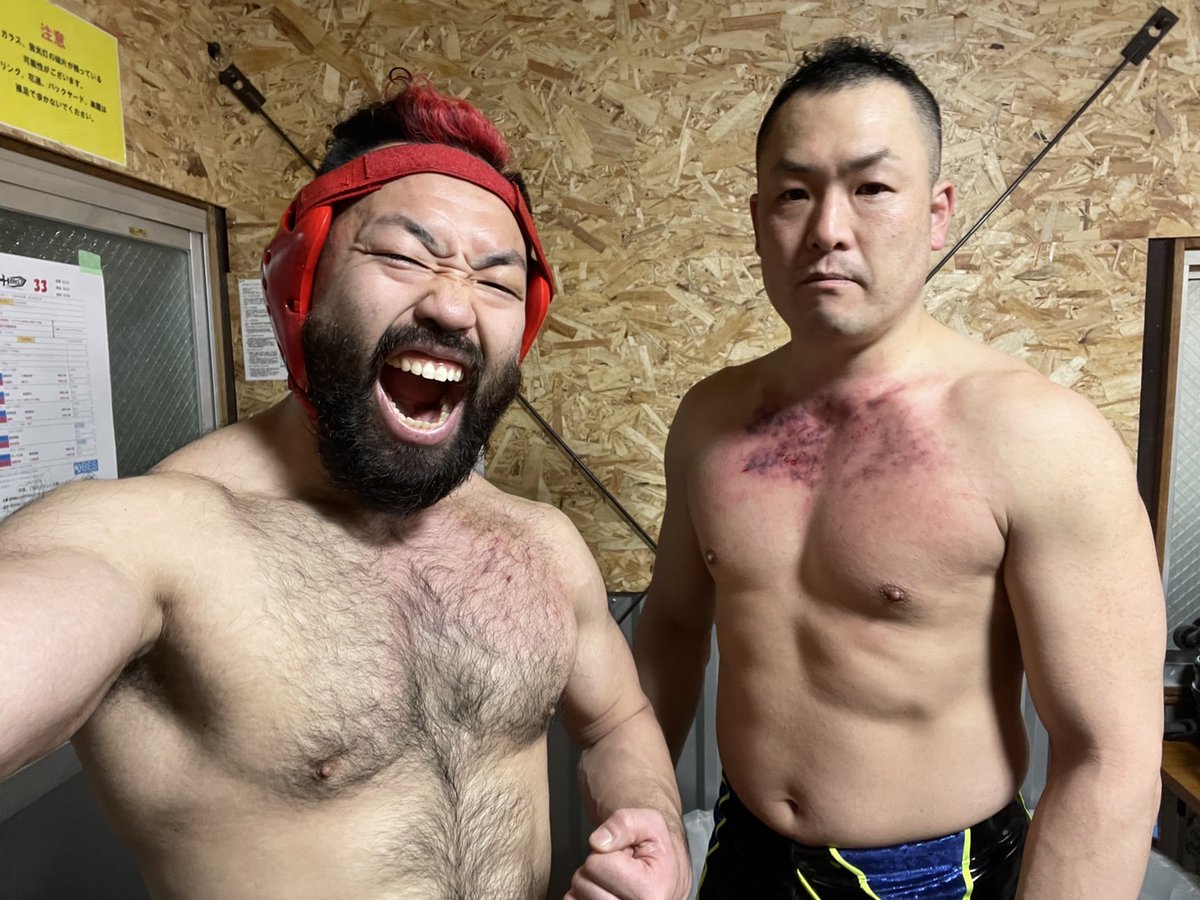 Takuyakaiwa's tweet photo. #HERO33 ご来場ありがとうございました。
#胸毛ニキ 八須拳太郎との初タッグは残念な結果に終わったけど、収穫はあった。
強さとは振り返らずに前を向いて進んでいくことだと思ってる。
これに懲りずにチョップで譲二パイセンに挑み続ける!
#GPS_PRO
#PPPTOKYO https://t.co/MDlrQDMLbq