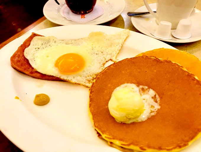 ロイヤルホストのパンケーキが大好きで台湾のロイホでも喜び勇んで食べたんだよ!!(写真は台湾のロイホの確か朝メニュー)大好きですホントに!!!改良とかいらないよロイホさんいつもありがとう 