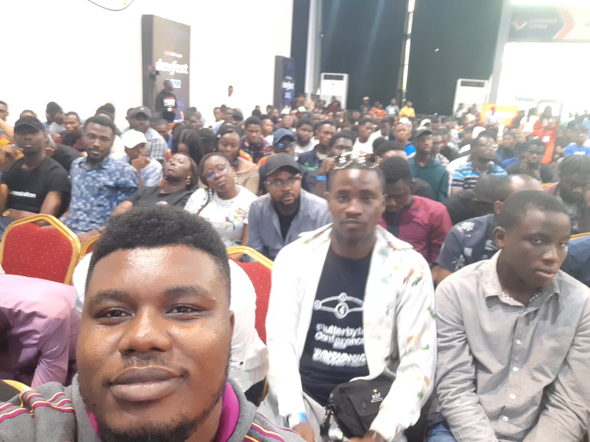 daniblueboy's tweet image. Kelvin doing swag give away #DevFestLagos #DevFestLagos2022