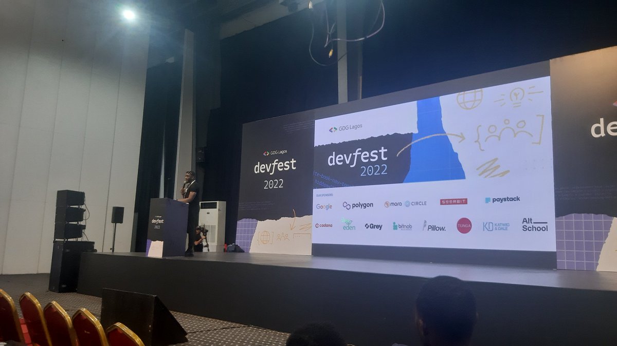 daniblueboy's tweet image. Kelvin doing swag give away #DevFestLagos #DevFestLagos2022