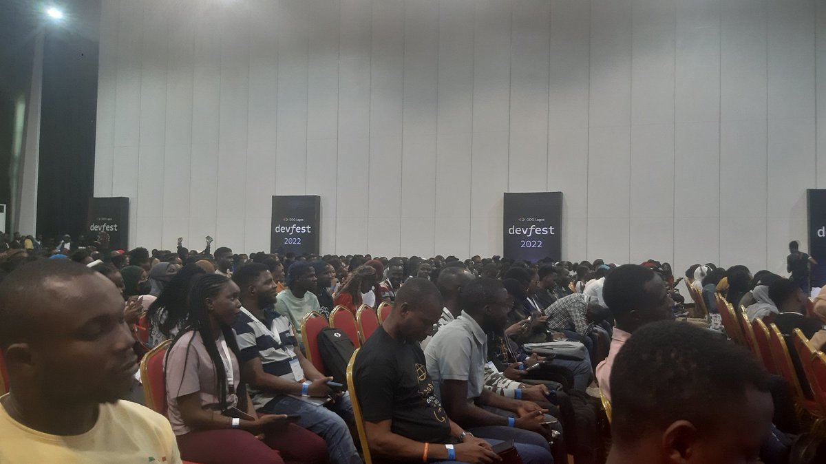 daniblueboy's tweet image. Kelvin doing swag give away #DevFestLagos #DevFestLagos2022