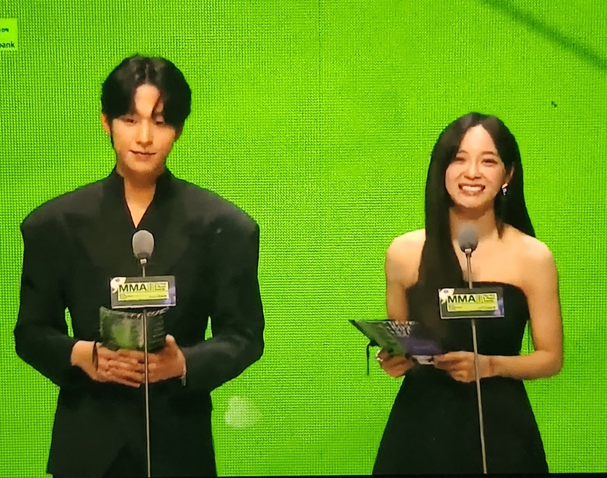 AlexaBibicha's tweet image. #MMA2022 #MeloMance remporte le prix du #bestost 
Et ce n'est autre que notre couple phare de la série qui a annoncé les résultats 😘👌  축하해
#AhnHyoSeop #KimSejeong #businessproposal #MelonMusicAwards2022 #bestostaward