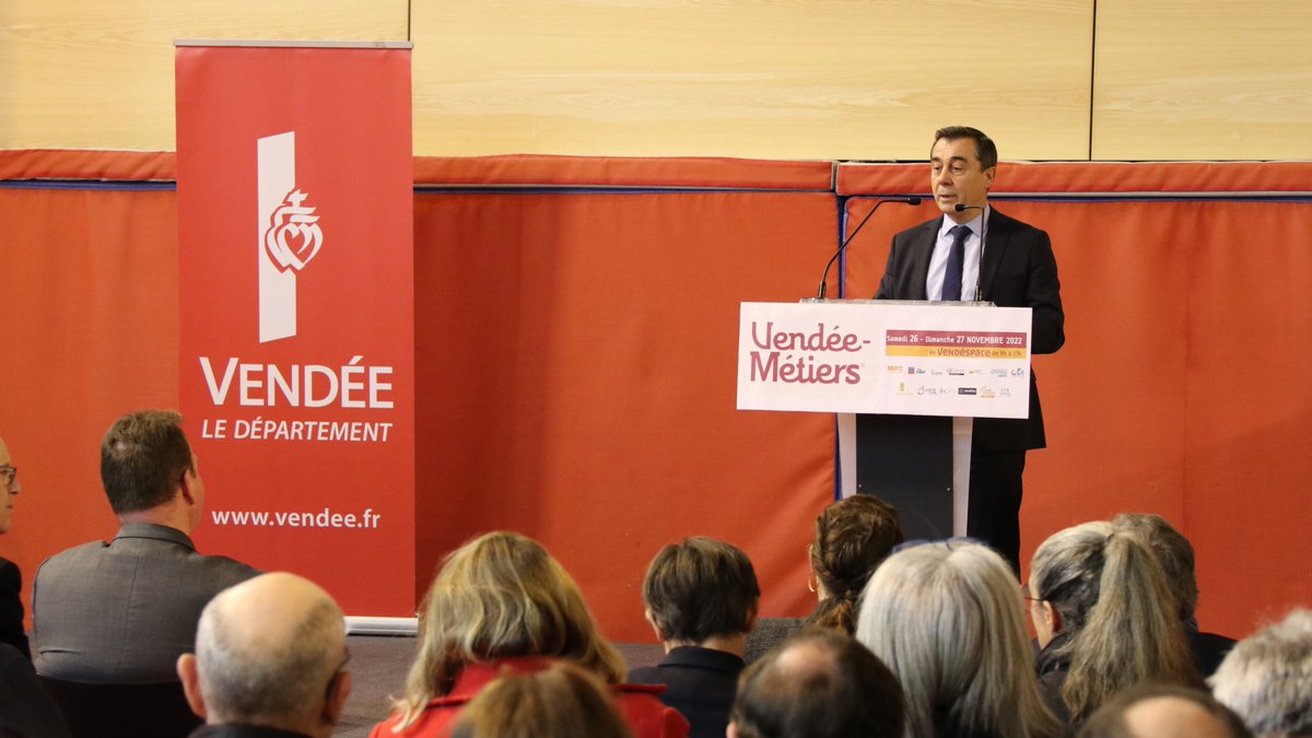 DepVendee's tweet photo. #VM85 💬 "Ici on ne fait pas que distribuer des prospectus. On partage de l'info grâce à des jeunes qui sont là pour parler du métier qu'ils apprennent, souligne le président du @DepVendee, @a_leboeuf. Merci aux 13 organisateurs de prendre soin de ce que sera leur vie demain." https://t.co/i3EXpZIRgi